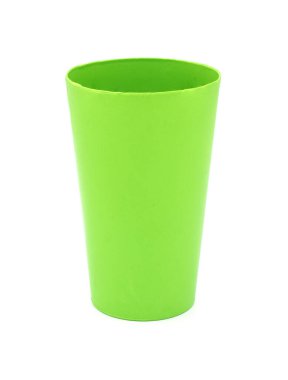 Beyaz arka planda yeşil plastik bardaklar. Kesme yolu.