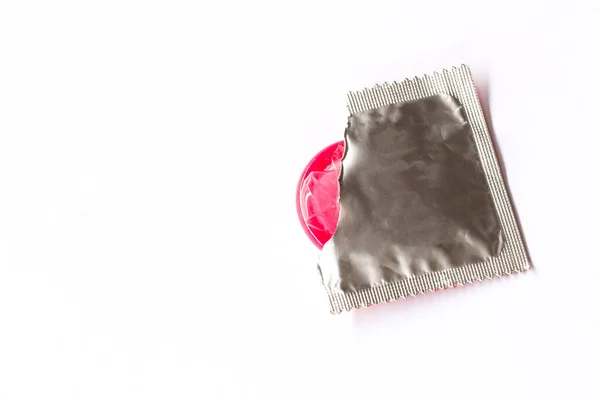 Kondomi valkoisella pohjalla — kuvapankkivalokuva