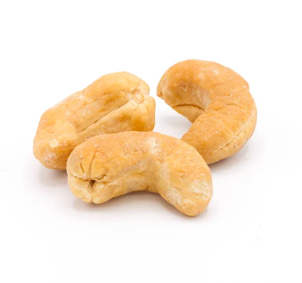 Кешью орехи запеченные на белом фоне . — стоковое фото
