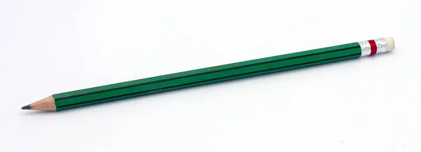 Зеленый карандаш на белом фоне — стоковое фото