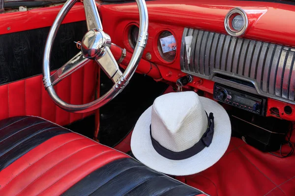 Chapéu Branco Carro Clássico Vermelho Cuba Havana — Fotografia de Stock