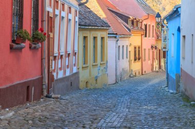 Avrupa, Romanya, Sighisoara, Arnavut kaldırımı konut sokak köyde renkli evlerin. UNESCO Dünya Miras Listesi.