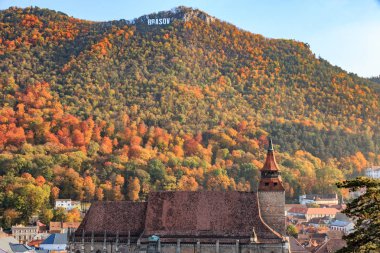 Avrupa, Romanya, Brasov, olarak Tampa Mountian Konseyi Meydanı'na görülen şehir işareti Siyah Kilisesi yakın:.