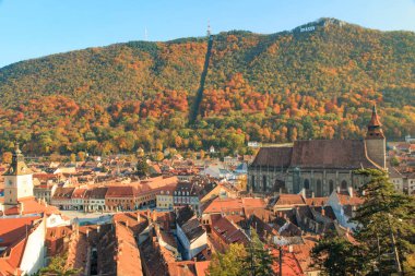 Avrupa, Romanya, Brasov, olarak Tampa Mountian Konseyi Meydanı'na görülen şehir işareti Siyah Kilisesi yakın:.