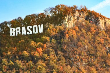 Avrupa, Romanya, Brasov, olarak Tampa Mountian Konseyi Meydanı'na görülen şehir işareti Siyah Kilisesi yakın:.