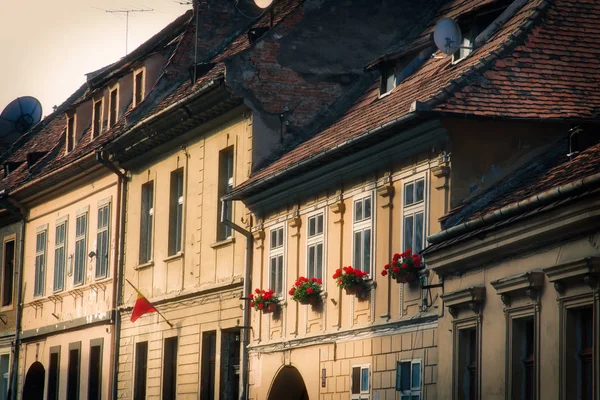 Europa Romênia Brasov Cidade Velha Janelas Com Flores — Fotografia de Stock