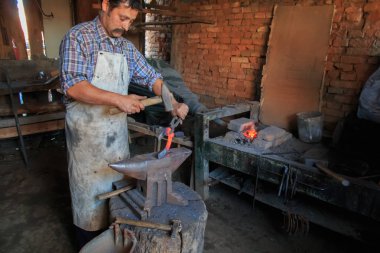 Avrupa, Romanya, Transilvanya, Karpat Dağları, Viscri. 31 Ekim 2015. Demirci, ata nal, ticaret araçları.