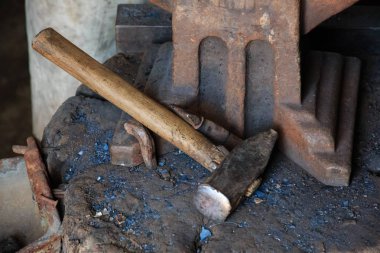 Avrupa, Romanya, Transilvanya, Karpat Dağları, Viscri, demirci, at-nal, ticaret araçları.