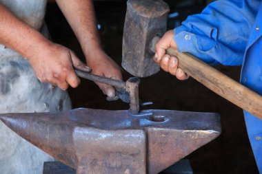 Avrupa, Romanya, Transilvanya, Karpat Dağları, Viscri, demirci, at-nal, ticaret araçları.