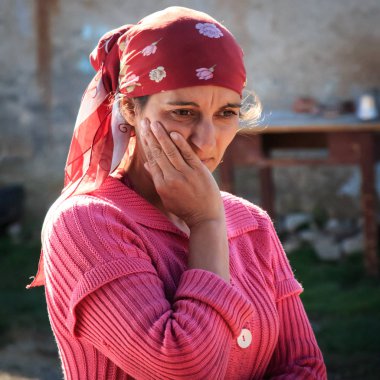 Avrupa, Romanya, Transilvanya, Karpat Dağları, Viscri, yerel çingene Rom kadın.