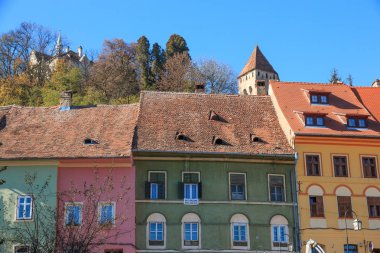 Avrupa, Transilvanya, Romanya, Mures County, Sighisoara, renkli residences Ortaçağ köyünde cadde boyunca. UNESCO Dünya Miras Listesi.