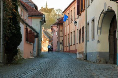 Avrupa, Transilvanya, Romanya, Mures County, Sighisoara Arnavut kaldırımlı konut sokakta köyü. UNESCO Dünya Miras Listesi.