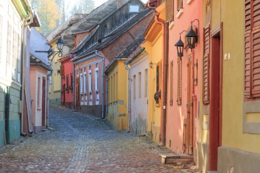 Avrupa, Transilvanya, Romanya, Mures County, Sighisoara, Arnavut kaldırımı konut sokak köyde renkli evlerin. UNESCO Dünya Miras Listesi.