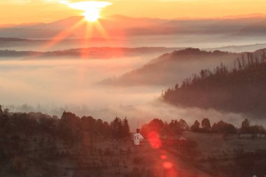 Avrupa, Transilvanya, Romanya, Maramures County, Dobricu Lapusului ve Targu Lapus, bölgesel görünümü. Güneş doğuyor. Hillside ve Vadisi.