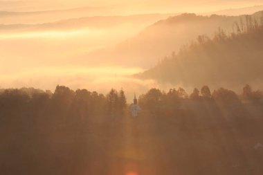 Avrupa, Transilvanya, Romanya, Maramures County, Dobricu Lapusului ve Targu Lapus, bölgesel görünümü. Güneş doğuyor. Hillside ve Vadisi.