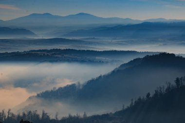 Avrupa, Transilvanya, Romanya, Maramures County, Dobricu Lapusului ve Targu Lapus, bölgesel görünümü. Güneş doğuyor. Hillside ve Vadisi.