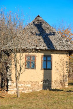 Romanya, Maramures County, Dobricu Lapusului. Tipik çiftlik evi..