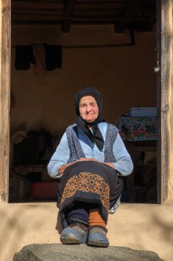 Romanya, Maramures County, Dobricu Lapusului. Geleneksel giyinmiş yerel bir kadın..