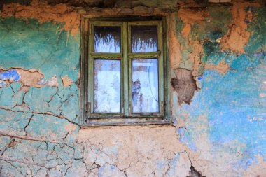 Romanya Maramures İlçesi, Dobricu Lapusului. pencere ile binanın.