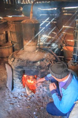 Romanya, Maramures County, Dobricu Lapusului. Fermantasyon işlemi Palinka, Ulusal alkollü içki, meyveli brendi, ateşte.