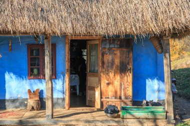 Romanya, Maramures County, Dobricu Lapusului. Tipik çiftlik evi, mavi renk.