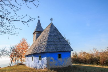 Romanya Maramures İlçesi, Dobricu Lapusului. Köy kilisesi bina mavi.