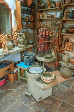 Casa Olarului Avrupa, Romanya, Maramures, Baia Sprie, Konuk evi. Seramik kurs. Ticaret araçları.