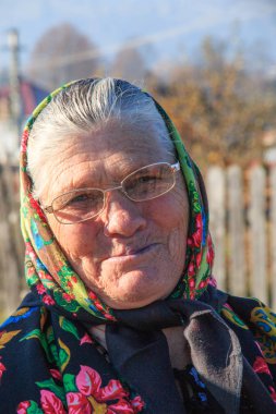 Avrupa, Romanya, Bucovina Vatra Modovitei. Moldovita, Sucevita. Yerel kadınların geleneksel kıyafetleri.