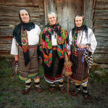 Avrupa, Romanya, Bucovina Vatra Modovitei. Moldovita, Sucevita. Yerel kadınların geleneksel kıyafetleri.