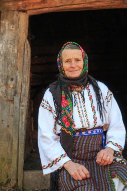 Avrupa, Romanya, Bucovina Vatra Modovitei. Moldovita, Sucevita. Yerel kadınların geleneksel kıyafetleri.