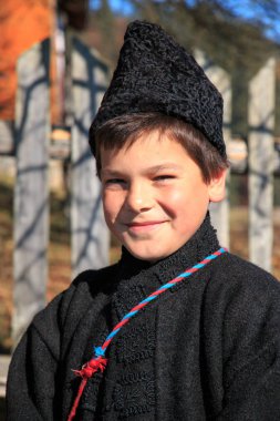 Avrupa, Romanya, Suceava County, Vatra Modovitei. Ciumarna köy komün. Yerel çocuk alanının geleneksel giyim.