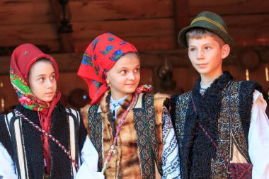 Avrupa, Romanya, Suceava County, Vatra Modovitei. Ciumarna köy komün. Yerel çocuk alanının geleneksel giyim.