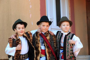 Avrupa, Romanya, Suceava County, Vatra Modovitei. Ciumarna köy komün. Yerel çocuk alanının geleneksel giyim.