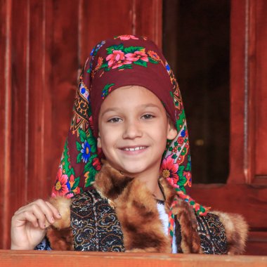 Avrupa, Romanya, Suceava County, Vatra Modovitei. Ciumarna köy komün. Yerel çocuk alanının geleneksel giyim.
