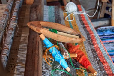 Avrupa, Romanya, Suceava County, Vatra Modovitei. Ciumarna köy komün. Ticaret araçları dokuma.