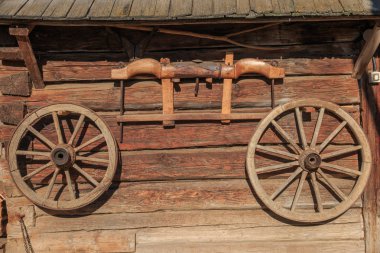 Avrupa, Romanya, Suceava County, Vatra Modovitei. Ciumarna köy komün. tekerlekler ve boyunduruğu vagon için.