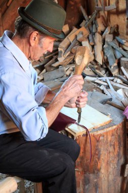 Avrupa, Romanya, Suceava Bölgesi, Vatra Modovitei. Ciumarna Köyü komünü. Odun oymacısı..