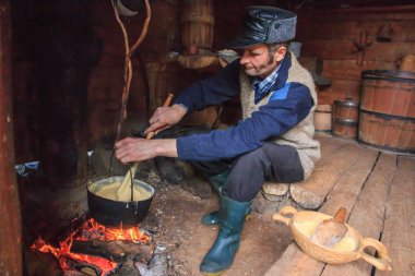 Avrupa, Romanya, Bucovina, Campulung Moldovenesc'de, yerel çoban ve polenta yapım ustası.