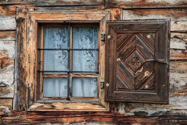 Avrupa, Romanya, Bucovina, Campulung Moldovenesc'de, yerel çoban ve Usta'nın evi penceresi.