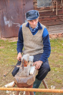Avrupa, Romanya, Bucovina, Campulung Moldovenesc'de, yerel çoban ve zanaatkâr, PLAINING ahşap.