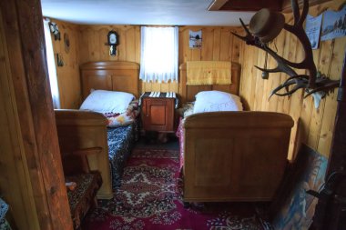 Avrupa, Romanya, Bucovina, Campulung Moldovenesc, Alp yamacındaki yerel çoban kulübesi. İçeride..