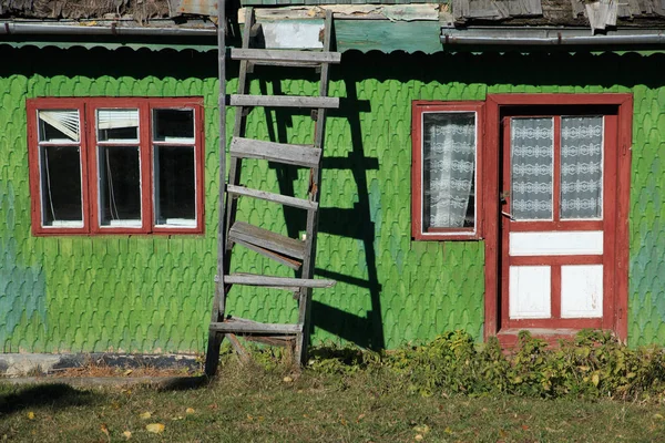 ヨーロッパ ルーマニア トランシルバニア カルパティア山脈 マグラ ピアトラ Craiului 国立公園 伝統的なルーマニアのファームハウス 伝統的な農家の家の外観 — ストック写真