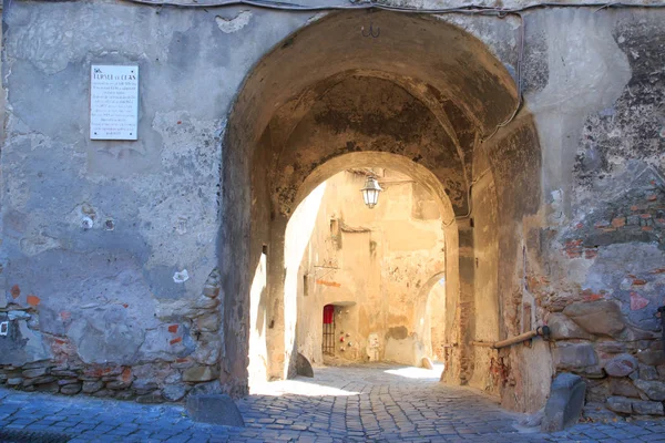 Avrupa, Transilvanya, Romanya, Mures County, Sighisoara Arnavut kaldırımlı Kalesi köyde sokak. UNESCO Dünya Miras Listesi.