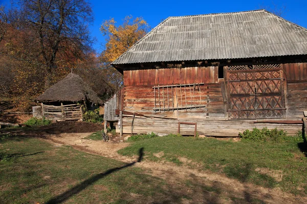 Rumunsko Maramures County Dobricu Lapusului Typická Zemědělská Usedlost Stodola — Stock fotografie
