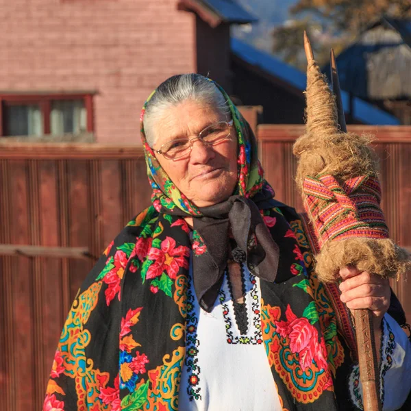 루마니아 Bucovina Modovitei Moldovita Sucevita 여자의 전통적인 의류입니다 밧줄에 — 스톡 사진