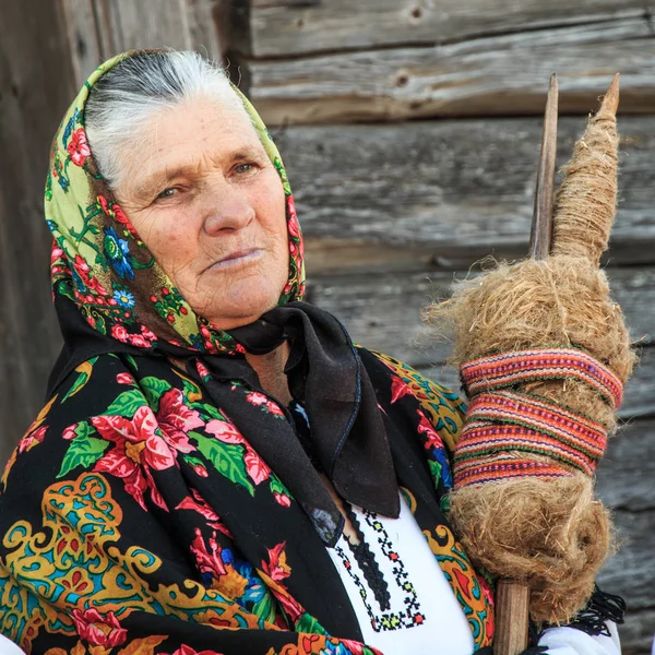 루마니아 Bucovina Modovitei Moldovita Sucevita 여자의 전통적인 의류입니다 밧줄에 — 스톡 사진