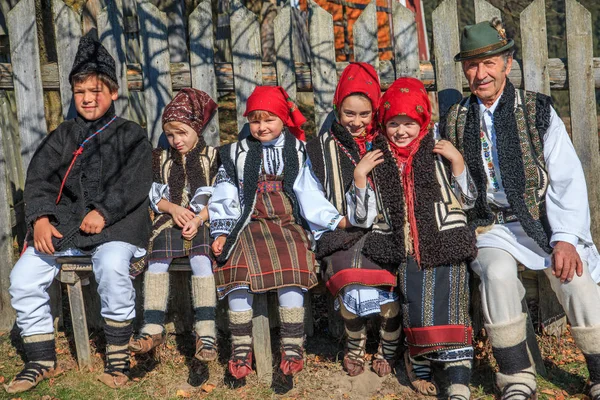 루마니아 Modovitei Ciumarna 코뮌입니다 지역의 전통적인 의류에서 — 스톡 사진