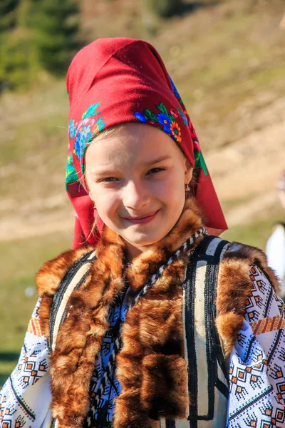 罗马尼亚 苏恰瓦郡 瓦特拉多梅 Modovitei Ciumarna 村公社 地区传统服装中的当地儿童 — 图库照片