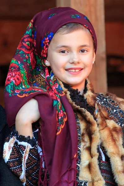 罗马尼亚 苏恰瓦郡 瓦特拉多梅 Modovitei Ciumarna 村公社 地区传统服装中的当地儿童 — 图库照片