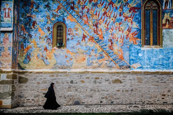 Avrupa, Romanya, Bucovina, Bucovina manastırları, Sucevita 16 yüzyıl, manastır boyalı. Rahibe yürüyüş.